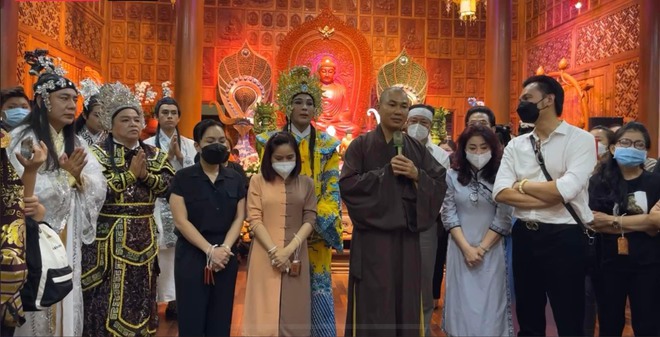 Lễ cầu siêu của cố NSƯT Ngọc Đáng: Không khí ảm đạm, Việt Hương quỳ rạp người tiễn đưa đàn chị lần cuối - Ảnh 4.