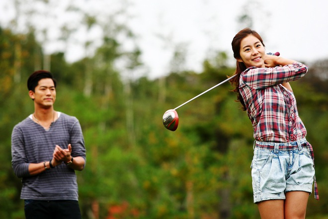 Soi thời trang hội mỹ nữ - nam thần sân golf phim Hàn: Son Ye Jin - Kim Seon Ho quá sang, cô số 3 còn có cả bộ sưu tập váy áo - Ảnh 5.