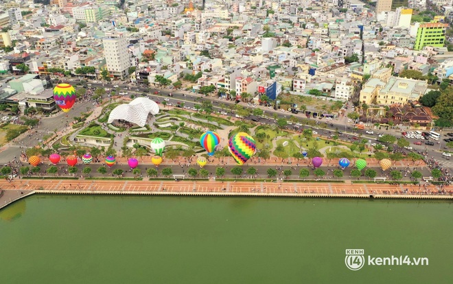 Ảnh: Hàng nghìn du khách đổ về bờ sông Hàn ngắm nhìn và trải nghiệm khinh khí cầu rực rỡ - Ảnh 7.