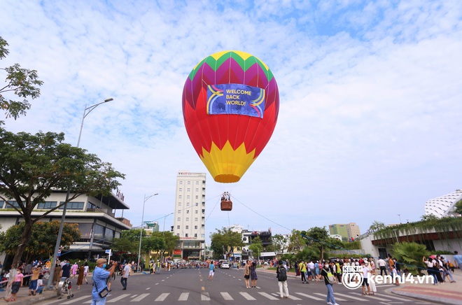 Ảnh: Hàng nghìn du khách đổ về bờ sông Hàn ngắm nhìn và trải nghiệm khinh khí cầu rực rỡ - Ảnh 9.