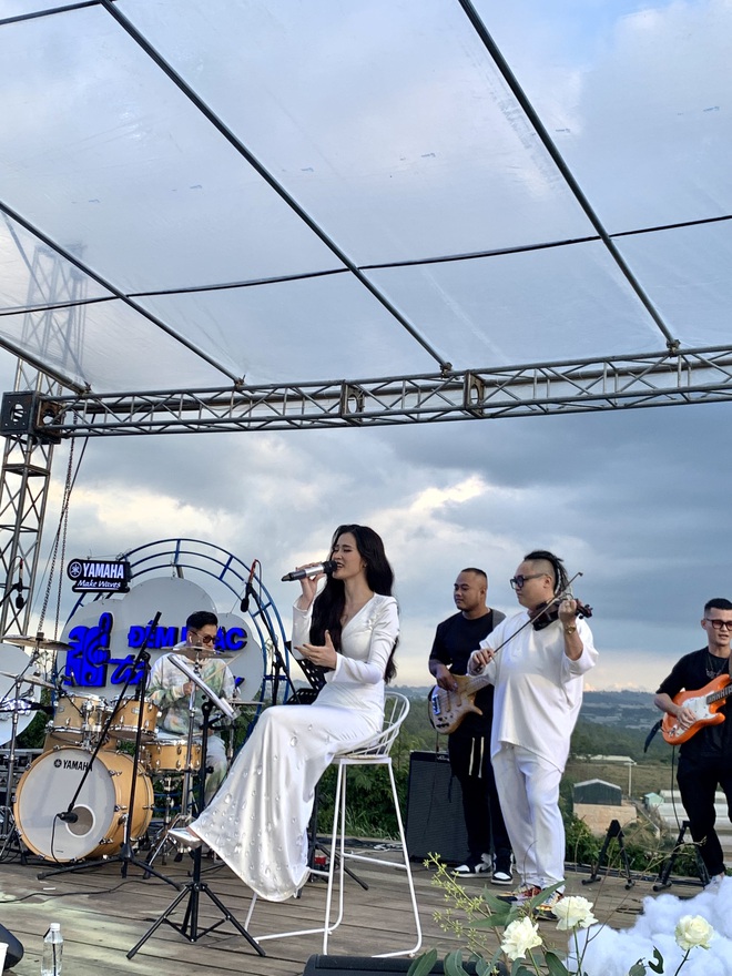 Đông Nhi rạng rỡ nhưng lẻ bóng trong show diễn tại Đà Lạt, còn gửi lời chúc Hạnh Phúc Mới đến Phạm Quỳnh Anh - Ảnh 1.