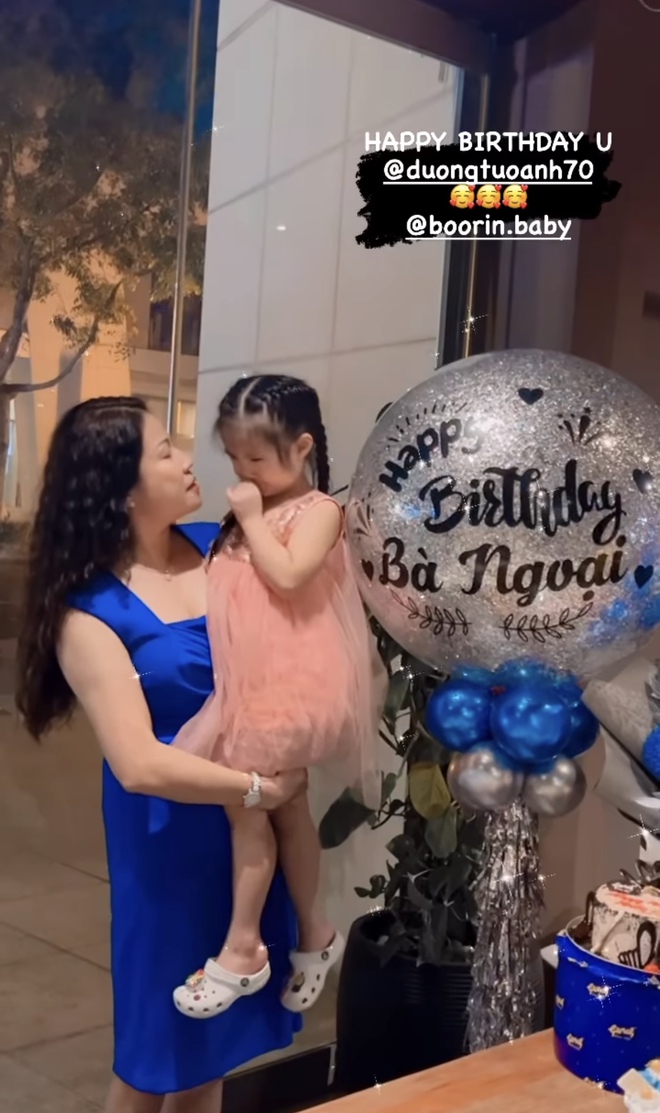 Diệp Lâm Anh tổ chức tiệc sinh nhật hoành tráng cho mẹ ruột, netizen ngỡ ngàng trước nhan sắc U60 - Ảnh 2.