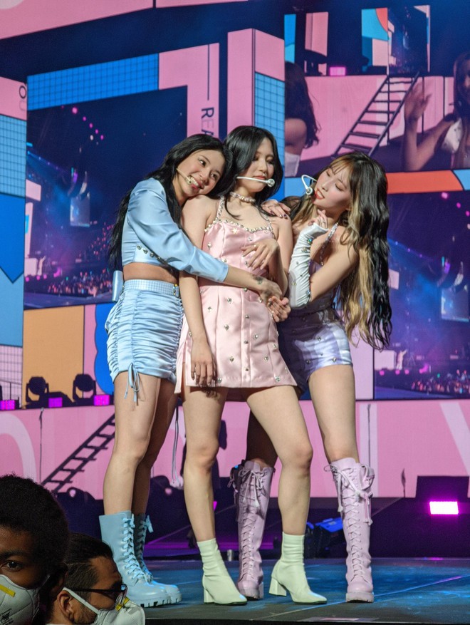 Momo bị thương ở đầu trong concert của TWICE, đau phát khóc nhưng vẫn biểu diễn chuyên nghiệp dù hội chị em lo đến quên lời - Ảnh 4.