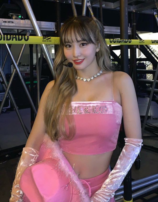 Momo bị thương ở đầu trong concert của TWICE, đau phát khóc nhưng vẫn biểu diễn chuyên nghiệp dù hội chị em lo đến quên lời - Ảnh 1.