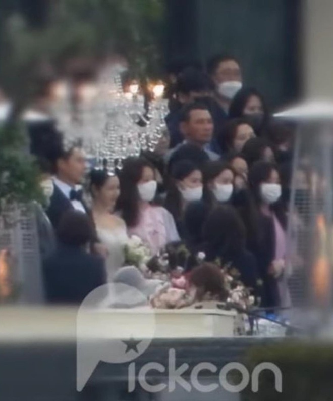 Toàn cảnh siêu đám cưới Hyun Bin và Son Ye Jin: Cô dâu bật khóc thề nguyện, Yoona và dàn sao khủng chụp ảnh kỷ niệm, Song Joong Ki và dàn siêu xe chiếm spotlight - Ảnh 15.