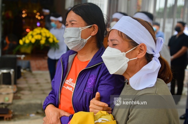 Quặn lòng đám tang của hai mẹ con F0 tử vong ở Hải Dương: Ông dựa cột khóc thầm, bà khóc ngất gọi con, cháu - Ảnh 11.