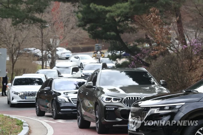 Toàn cảnh siêu đám cưới Hyun Bin và Son Ye Jin: Cô dâu bật khóc thề nguyện, Yoona và dàn sao khủng chụp ảnh kỷ niệm, Song Joong Ki và dàn siêu xe chiếm spotlight - Ảnh 24.