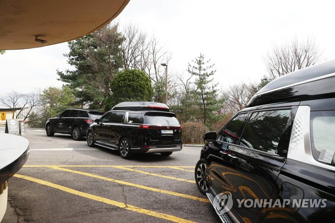 Choáng váng dàn siêu xe đổ bộ đám cưới Hyun Bin - Son Ye Jin: Maybach, Roll Royce, Ferrari đến Lamborghini, G63 nối đuôi! - Ảnh 4.