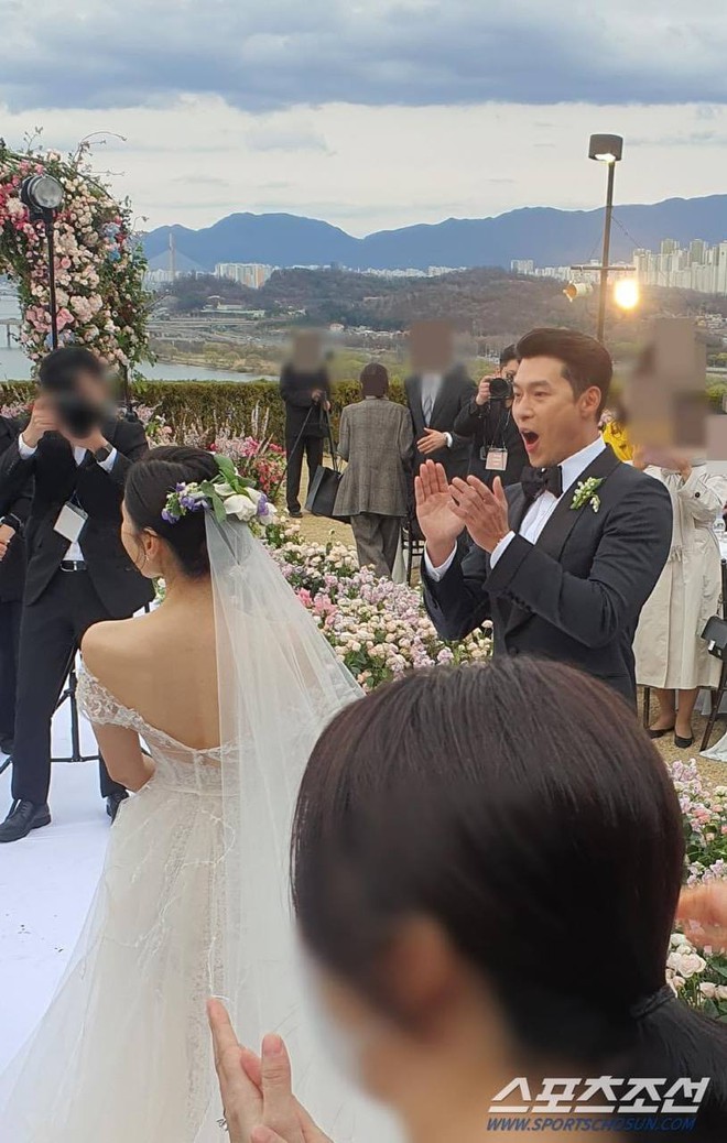 Toàn cảnh siêu đám cưới Hyun Bin và Son Ye Jin: Cô dâu bật khóc thề nguyện, Yoona và dàn sao khủng chụp ảnh kỷ niệm, Song Joong Ki và dàn siêu xe chiếm spotlight - Ảnh 3.