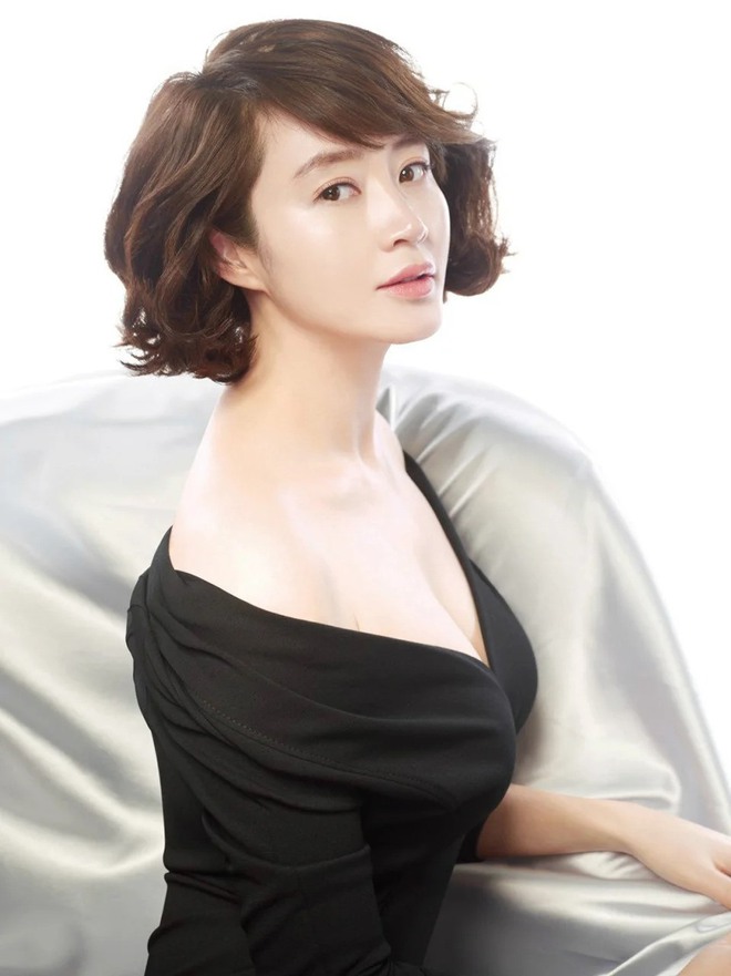 Chị đại quyền lực Kim Hye Soo: 52 tuổi độc thân quyến rũ, chẳng thét ra lửa nhưng cả showbiz vẫn kính nể, dè chừng - Ảnh 1.