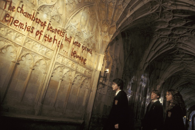 5 cú twist sốc xỉu nhất Harry Potter: Vợ nam chính bị Voldemort lợi dụng vẫn chưa đau lòng bằng chuyện tình giáo sư Snape - Ảnh 2.