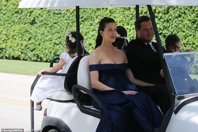 Siêu đám cưới 91 tỷ Brooklyn Beckham: Cô dâu lộ váy cưới hoành tráng, Harper hóa phù dâu chặt chém bố mẹ, 300 khách đi Bentley, Rolls Royce làm tắc đường - Ảnh 25.