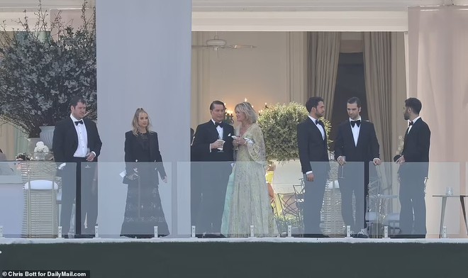 Siêu đám cưới 91 tỷ Brooklyn Beckham: Cô dâu lộ váy cưới hoành tráng, Harper hóa phù dâu chặt chém bố mẹ, 300 khách đi Bentley, Rolls Royce làm tắc đường - Ảnh 15.