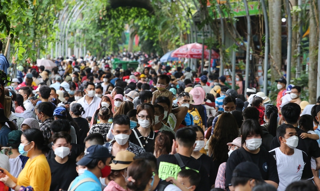 Thảo Cầm Viên Sài Gòn đông nghẹt người, khách mang vali vào cắm trại nghỉ mát dịp giỗ Tổ Hùng Vương - Ảnh 8.