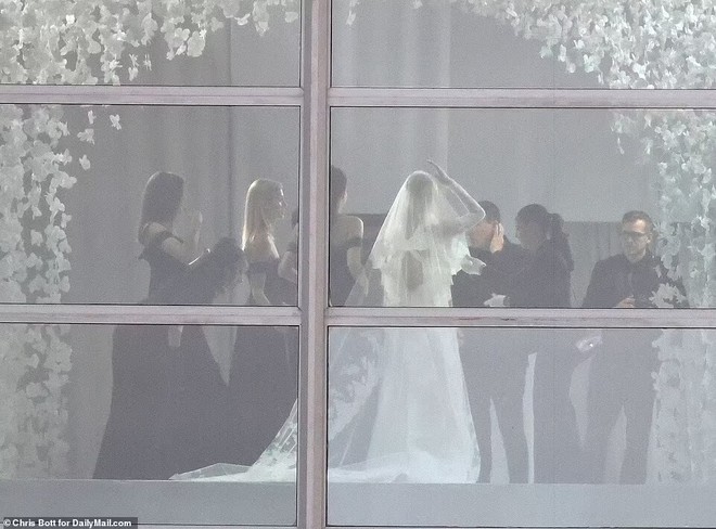 Siêu đám cưới 91 tỷ Brooklyn Beckham: Cô dâu lộ váy cưới hoành tráng, Harper hóa phù dâu chặt chém bố mẹ, 300 khách đi Bentley, Rolls Royce làm tắc đường - Ảnh 8.