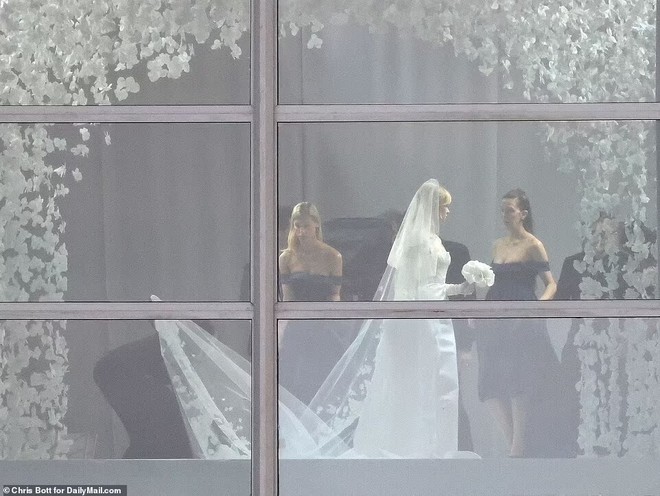 Siêu đám cưới 91 tỷ Brooklyn Beckham: Cô dâu lộ váy cưới hoành tráng, Harper hóa phù dâu chặt chém bố mẹ, 300 khách đi Bentley, Rolls Royce làm tắc đường - Ảnh 7.