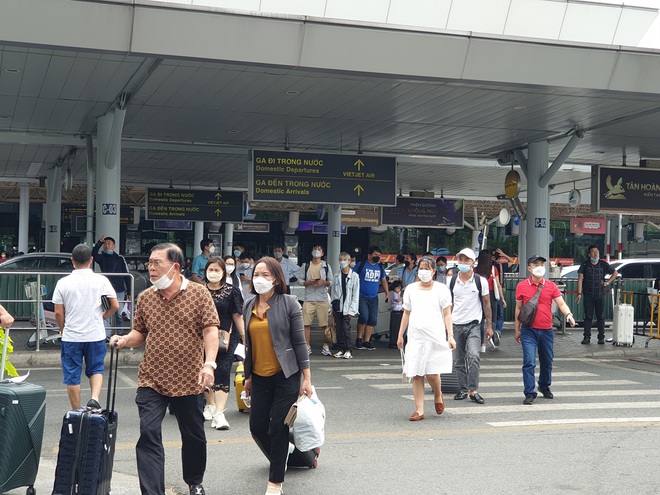 Sân bay Tân Sơn Nhất đông đúc hành khách trở lại TP.HCM trong ngày cuối nghỉ Lễ giỗ Tổ - Ảnh 9.