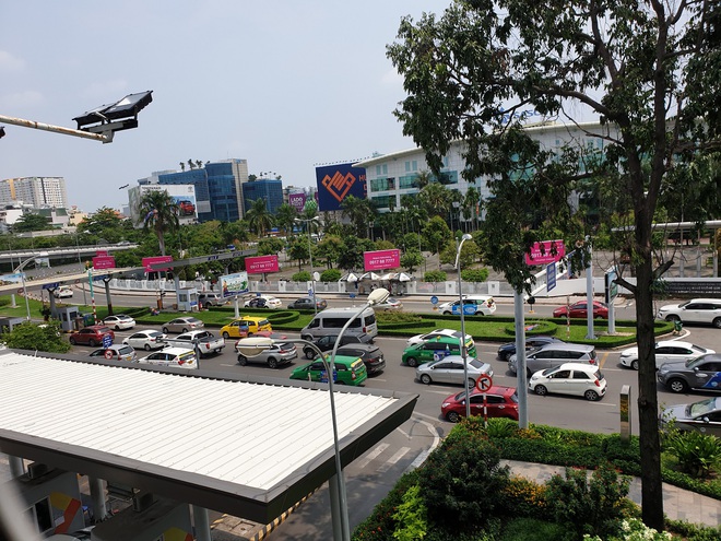 Sân bay Tân Sơn Nhất đông đúc hành khách trở lại TP.HCM trong ngày cuối nghỉ Lễ giỗ Tổ - Ảnh 10.