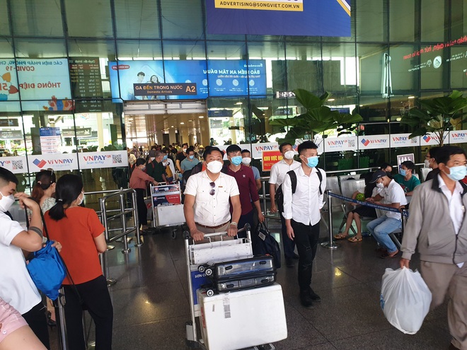 Sân bay Tân Sơn Nhất đông đúc hành khách trở lại TP.HCM trong ngày cuối nghỉ Lễ giỗ Tổ - Ảnh 3.
