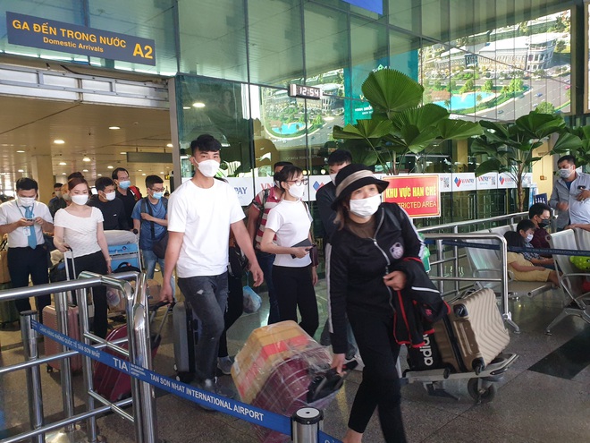 Sân bay Tân Sơn Nhất đông đúc hành khách trở lại TP.HCM trong ngày cuối nghỉ Lễ giỗ Tổ - Ảnh 4.