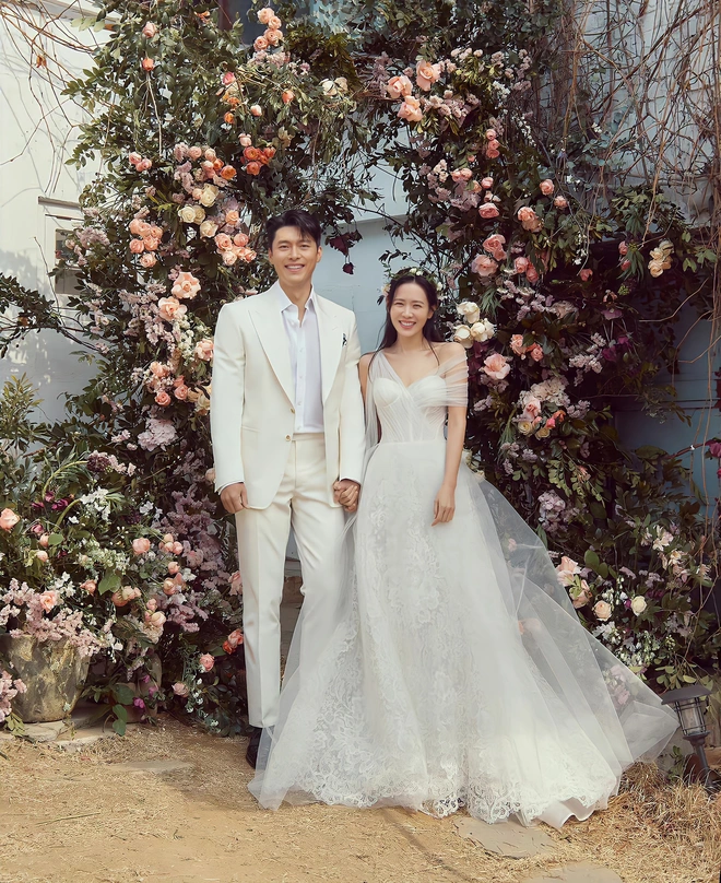 Thêm ảnh Hyun Bin và Son Ye Jin không bị dìm trong siêu đám cưới: Xứng danh là vợ chồng visual đỉnh nhất Kbiz, nhẫn cưới lần đầu lộ diện - Ảnh 6.