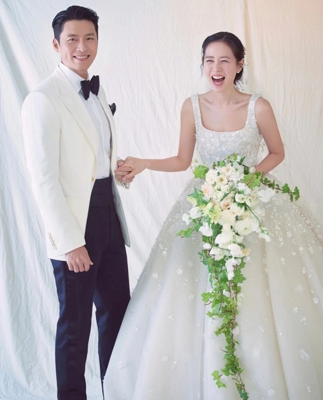 Thêm ảnh Hyun Bin và Son Ye Jin không bị dìm trong siêu đám cưới: Xứng danh là vợ chồng visual đỉnh nhất Kbiz, nhẫn cưới lần đầu lộ diện - Ảnh 7.