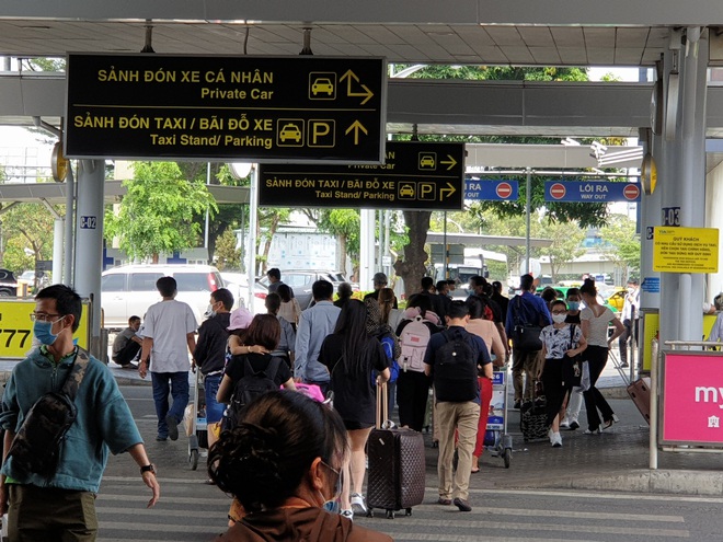 Sân bay Tân Sơn Nhất đông đúc hành khách trở lại TP.HCM trong ngày cuối nghỉ Lễ giỗ Tổ - Ảnh 8.