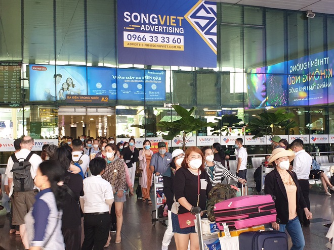 Sân bay Tân Sơn Nhất đông đúc hành khách trở lại TP.HCM trong ngày cuối nghỉ Lễ giỗ Tổ - Ảnh 1.