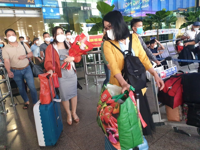 Sân bay Tân Sơn Nhất đông đúc hành khách trở lại TP.HCM trong ngày cuối nghỉ Lễ giỗ Tổ - Ảnh 2.