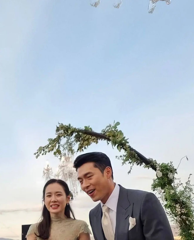 Thêm ảnh Hyun Bin và Son Ye Jin không bị dìm trong siêu đám cưới: Xứng danh là vợ chồng visual đỉnh nhất Kbiz, nhẫn cưới lần đầu lộ diện - Ảnh 3.