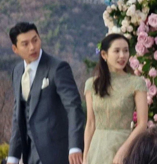 Thêm ảnh Hyun Bin và Son Ye Jin không bị dìm trong siêu đám cưới: Xứng danh là vợ chồng visual đỉnh nhất Kbiz, nhẫn cưới lần đầu lộ diện - Ảnh 4.
