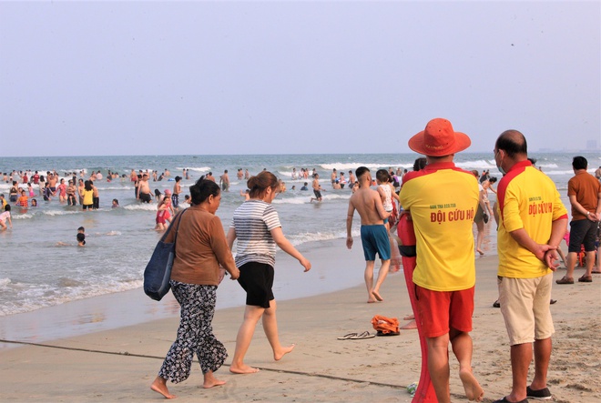Ảnh: Biển Đà Nẵng đông kín du khách trong ngày cuối kỳ nghỉ lễ giỗ Tổ - Ảnh 14.