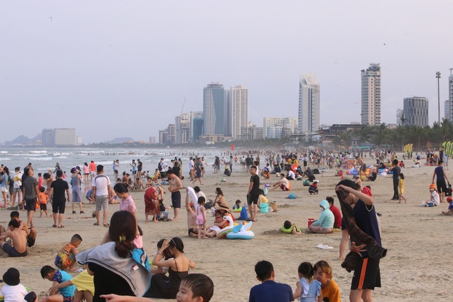Ảnh: Biển Đà Nẵng đông kín du khách trong ngày cuối kỳ nghỉ lễ giỗ Tổ - Ảnh 2.