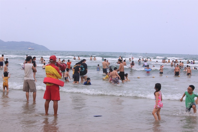 Ảnh: Biển Đà Nẵng đông kín du khách trong ngày cuối kỳ nghỉ lễ giỗ Tổ - Ảnh 15.