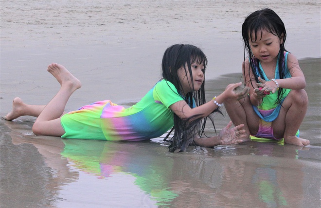 Ảnh: Biển Đà Nẵng đông kín du khách trong ngày cuối kỳ nghỉ lễ giỗ Tổ - Ảnh 11.