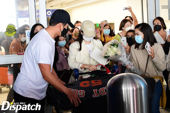 Clip Hyun Bin và Son Ye Jin náo loạn sân bay Mỹ: Nam tài tử liên tục kéo tay bảo vệ vợ trước đám đông, chị đẹp nép sát bên chồng - Ảnh 6.