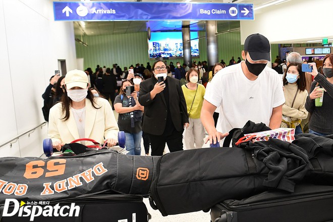 Clip Hyun Bin và Son Ye Jin náo loạn sân bay Mỹ: Nam tài tử liên tục kéo tay bảo vệ vợ trước đám đông, chị đẹp nép sát bên chồng - Ảnh 3.