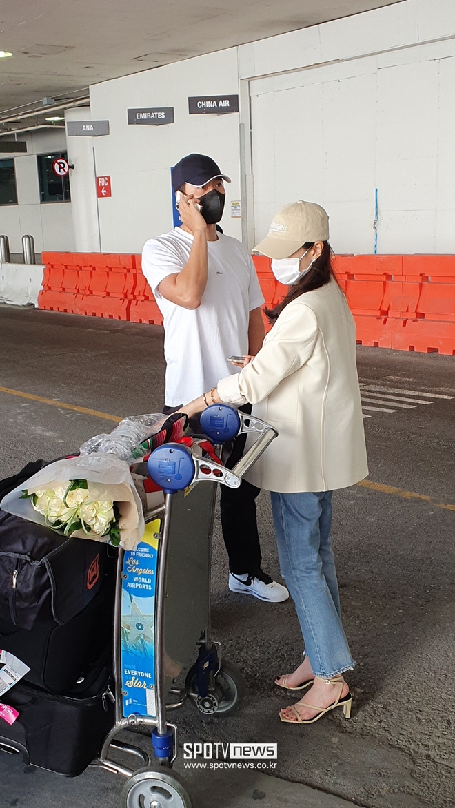 Hyun Bin và Son Ye Jin gặp sự cố ngay khi đáp xuống sân bay Mỹ, chị đẹp có hành động quan tâm chồng gây sốt MXH - Ảnh 3.