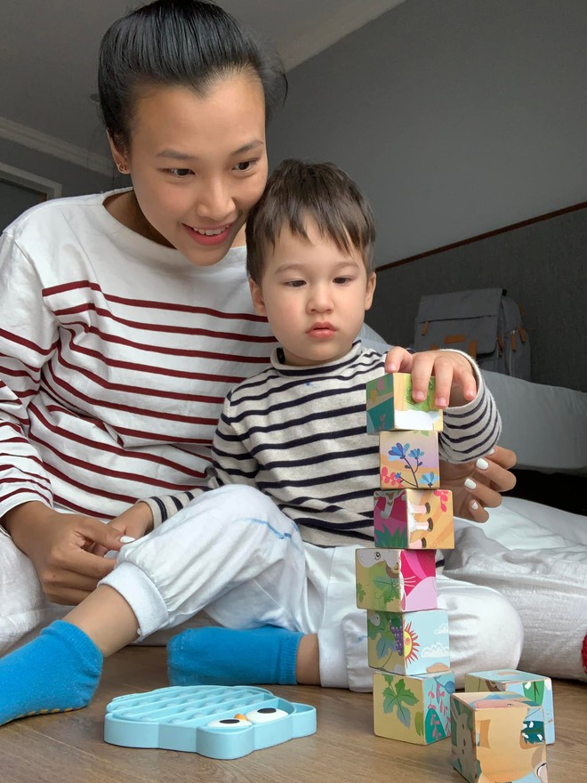MC Hoàng Oanh xả kho loạt ảnh cực nhắng bên con trai, biểu cảm cưng xỉu của nhóc tỳ 2 tuổi khiến dân tình lụi tim - Ảnh 5.