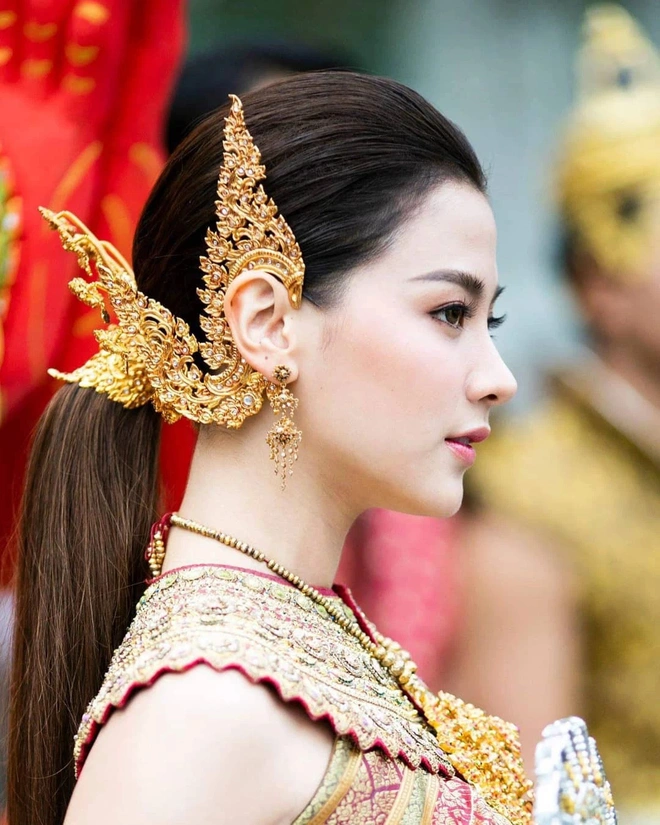 Nữ thần lễ phục Thái gọi tên Baifern (Chiếc Lá Bay): Bé đã xinh xỉu, lớn hóa nữ thần Songkran đẹp điên đảo 2 năm với bộ đồ tiền tỷ - Ảnh 7.