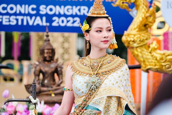 Nữ thần lễ phục Thái gọi tên Baifern (Chiếc Lá Bay): Bé đã xinh xỉu, lớn hóa nữ thần Songkran đẹp điên đảo 2 năm với bộ đồ tiền tỷ - Ảnh 9.