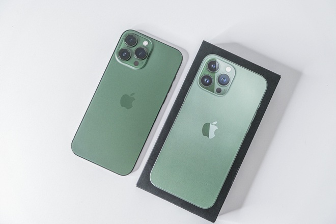 Trên tay iPhone 13 và iPhone 13 Pro Max màu xanh lá vừa bán ra tại Việt Nam: Đẹp thế này thì lại thành hot trend 2022 rồi! - Ảnh 3.