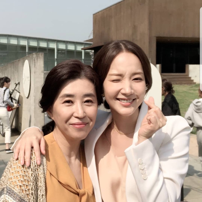Sốc visual mẹ quốc dân Hàn ngày trẻ: Nhan sắc trong veo cực cuốn, bảo sao giờ toàn đóng mẹ của các đại mỹ nhân - Ảnh 1.