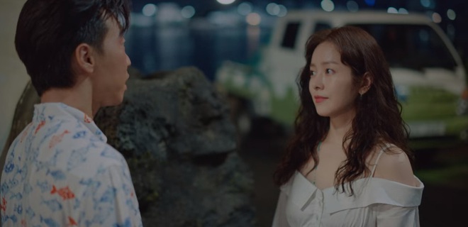 Our Blues tập 4 ngọt ngất người: Vừa cứu Han Ji Min khỏi dê già, Kim Woo Bin đã được thưởng nóng một nụ hôn? - Ảnh 2.