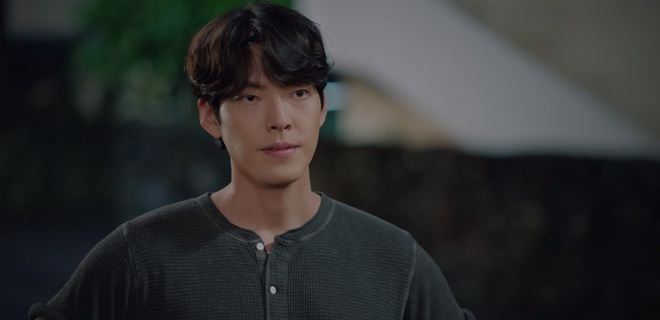 Our Blues tập 4 ngọt ngất người: Vừa cứu Han Ji Min khỏi dê già, Kim Woo Bin đã được thưởng nóng một nụ hôn? - Ảnh 3.