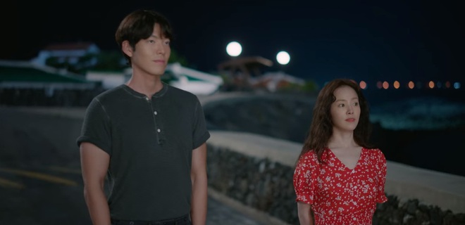 Our Blues tập 4 ngọt ngất người: Vừa cứu Han Ji Min khỏi dê già, Kim Woo Bin đã được thưởng nóng một nụ hôn? - Ảnh 4.