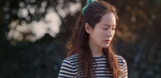 Our Blues tập 4 ngọt ngất người: Vừa cứu Han Ji Min khỏi dê già, Kim Woo Bin đã được thưởng nóng một nụ hôn? - Ảnh 6.
