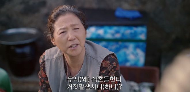 Our Blues tập 4 ngọt ngất người: Vừa cứu Han Ji Min khỏi dê già, Kim Woo Bin đã được thưởng nóng một nụ hôn? - Ảnh 5.