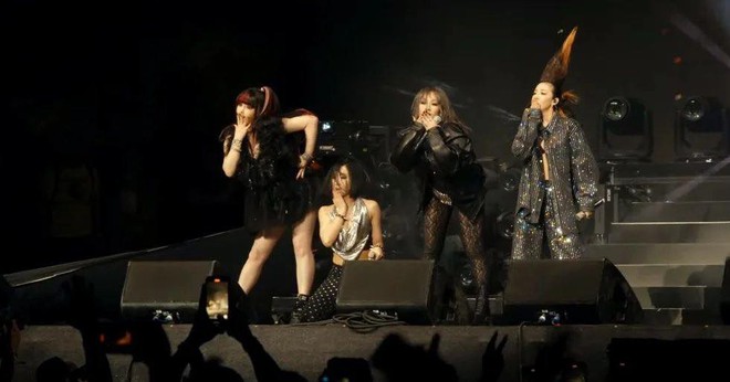2NE1 và BLACKPINK: 2 girl group Kpop tạo ấn tượng cực mạnh tại Coachella, “gà cùng một mẹ” YG nhưng đàn chị có át vía đàn em? - Ảnh 11.