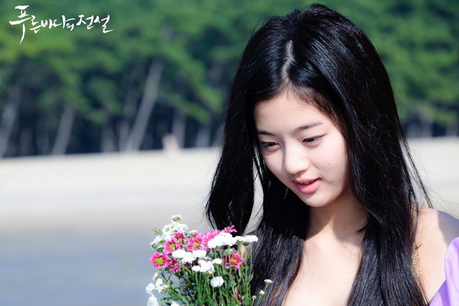 Sao nhí đẹp át vía Jeon Ji Hyun ở Huyền Thoại Biển Xanh: Visual thăng hạng sau 6 năm, thần thái lạnh lùng cực bánh cuốn - Ảnh 1.